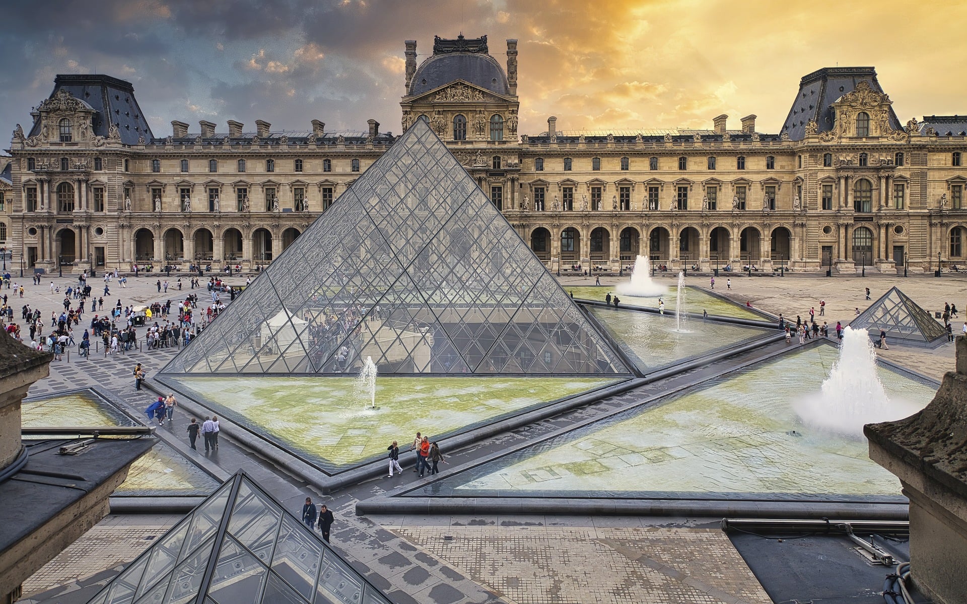 Louvre Entry with Audio Guide & Hosted Access